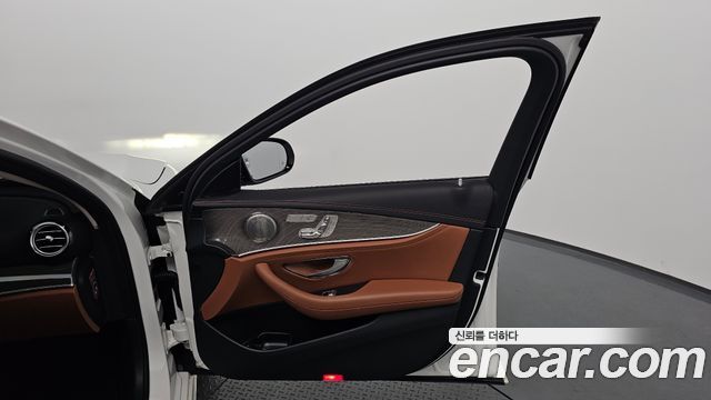 Mercedes-Benz E-Class 2017 — photo 14