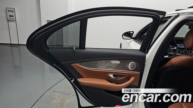 Mercedes-Benz E-Class 2017 — photo 15