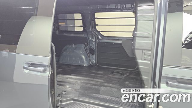 Hyundai Staria 2025 — photo 11