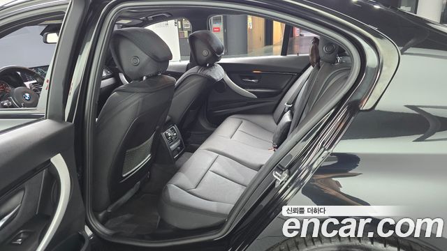 BMW 3-Series 2018 — photo 17
