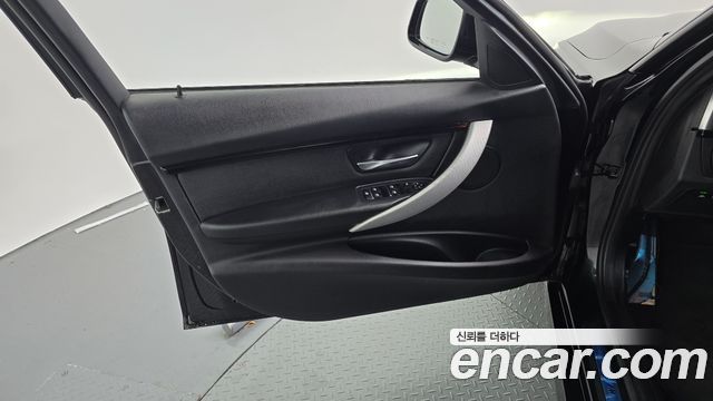 BMW 3-Series 2018 — photo 14