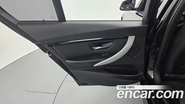 BMW 3-Series 2018 — photo 15