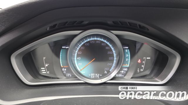 Volvo V40 2016 — photo 11