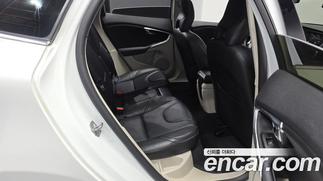 Volvo V40 2016 — photo 17