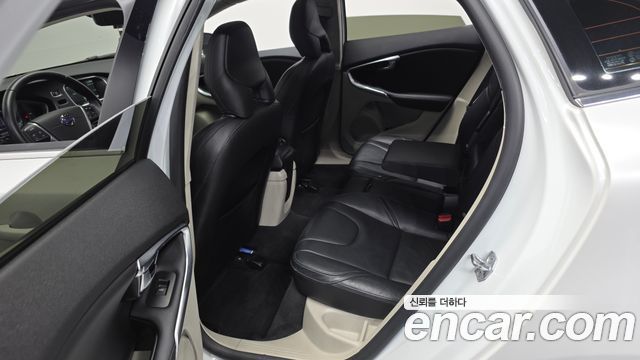 Volvo V40 2016 — photo 18
