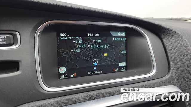 Volvo V40 2016 — photo 19