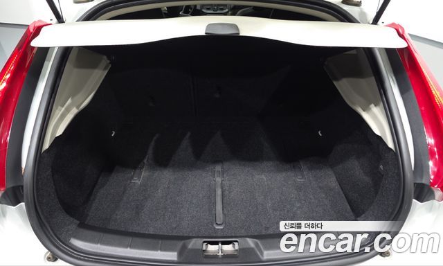 Volvo V40 2016 — photo 22