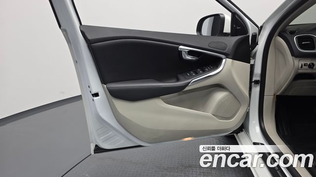 Volvo V40 2016 — photo 14
