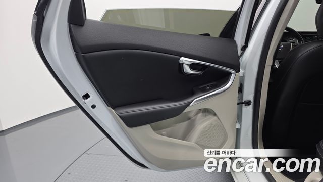 Volvo V40 2016 — photo 15