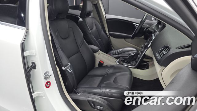 Volvo V40 2016 — photo 16