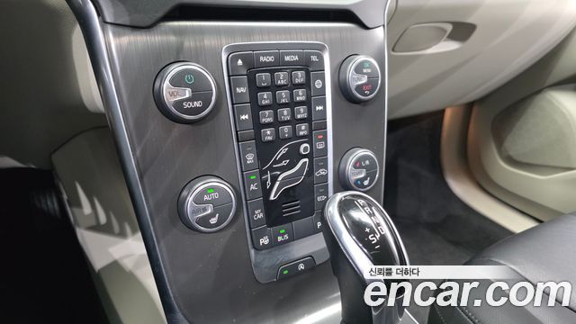 Volvo V40 2016 — photo 29