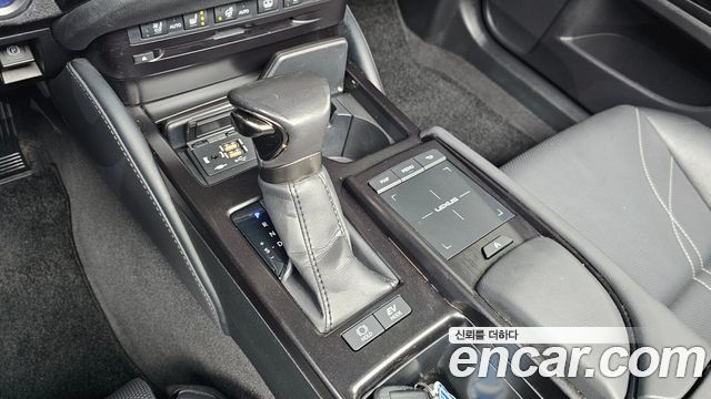 Lexus ES 2022 — photo 9