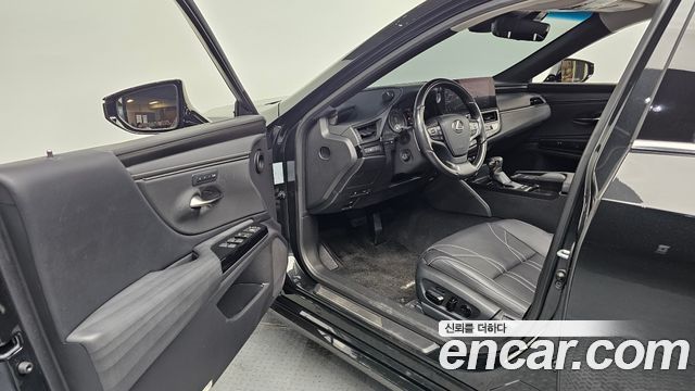 Lexus ES 2022 — photo 10