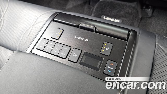 Lexus ES 2022 — photo 18