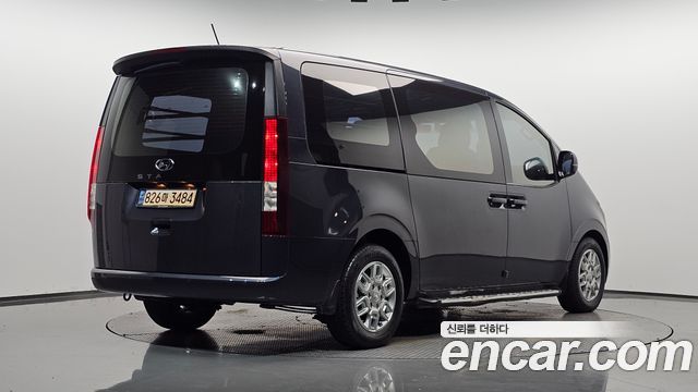 Hyundai Staria 2023 — photo 2