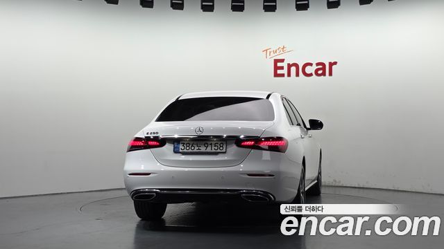 Mercedes-Benz E-Class 2022 — photo 4