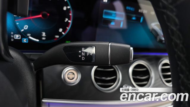 Mercedes-Benz E-Class 2022 — photo 12