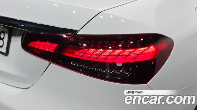Mercedes-Benz E-Class 2022 — photo 9