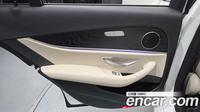 Mercedes-Benz E-Class 2022 — photo 15