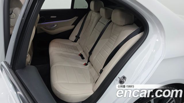 Mercedes-Benz E-Class 2022 — photo 16