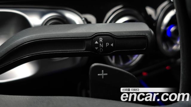 Mercedes-Benz GLB-Class 2021 — photo 12