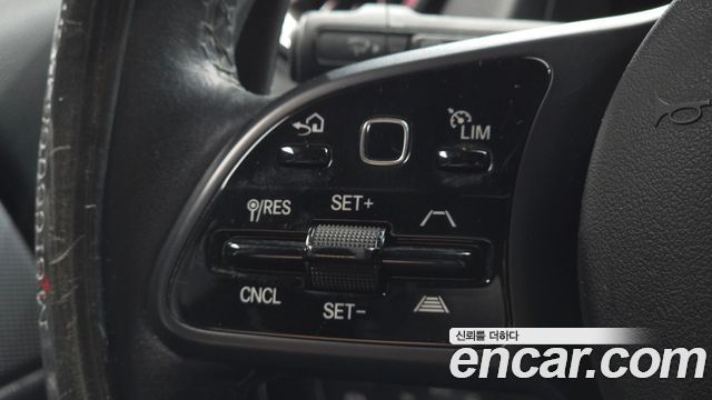 Mercedes-Benz GLB-Class 2021 — photo 24