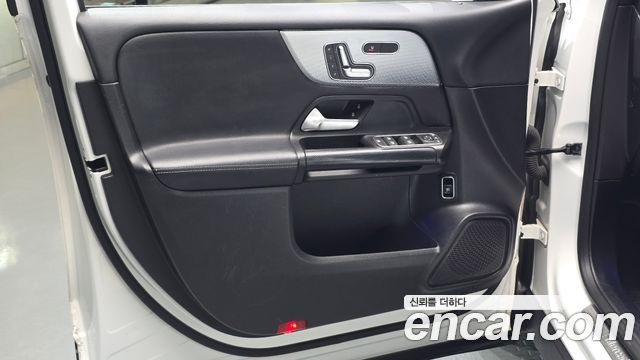 Mercedes-Benz GLB-Class 2021 — photo 14