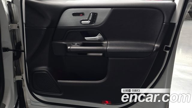 Mercedes-Benz GLB-Class 2021 — photo 15