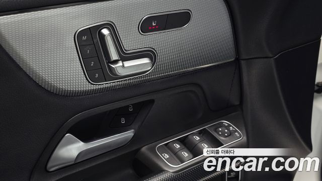 Mercedes-Benz GLB-Class 2021 — photo 27
