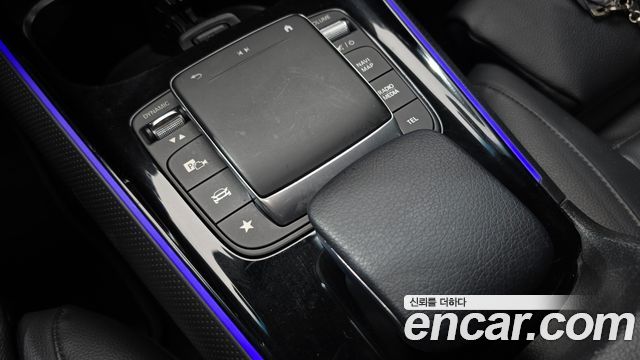 Mercedes-Benz GLB-Class 2021 — photo 32