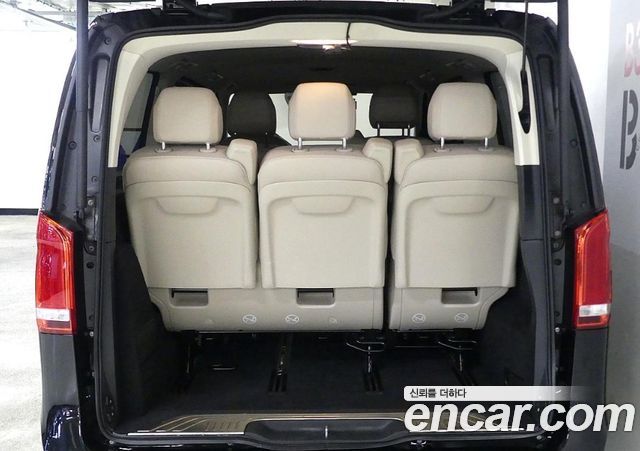 Mercedes-Benz V-Class 2022 — photo 10