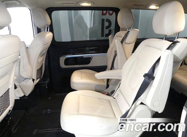 Mercedes-Benz V-Class 2022 — photo 11