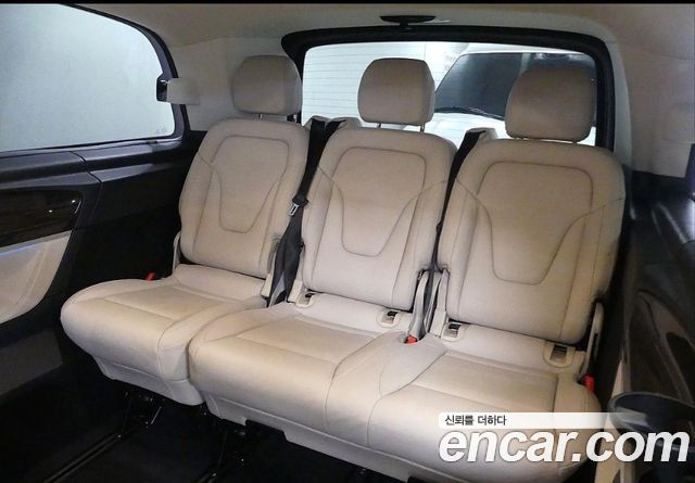 Mercedes-Benz V-Class 2022 — photo 12