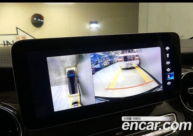 Mercedes-Benz V-Class 2022 — photo 16