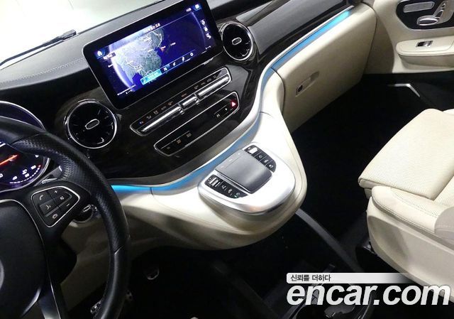 Mercedes-Benz V-Class 2022 — photo 17