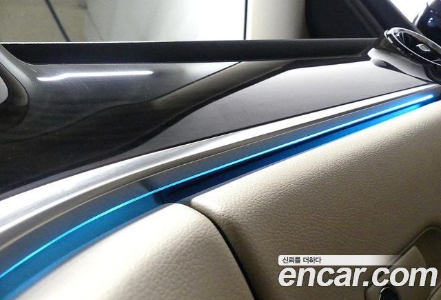 Mercedes-Benz V-Class 2022 — photo 19