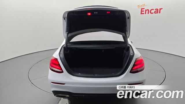 Mercedes-Benz E-Class 2019 — photo 24
