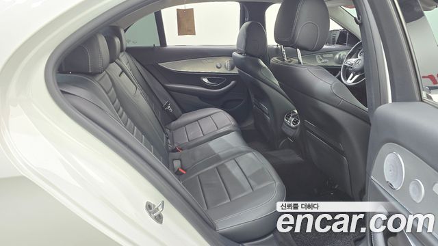 Mercedes-Benz E-Class 2019 — photo 26
