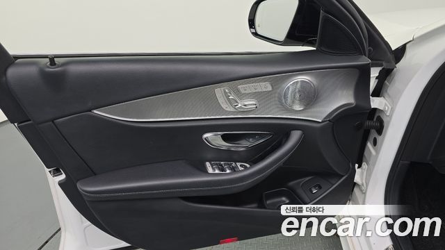 Mercedes-Benz E-Class 2019 — photo 14