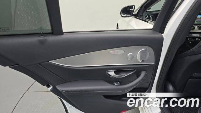 Mercedes-Benz E-Class 2019 — photo 15