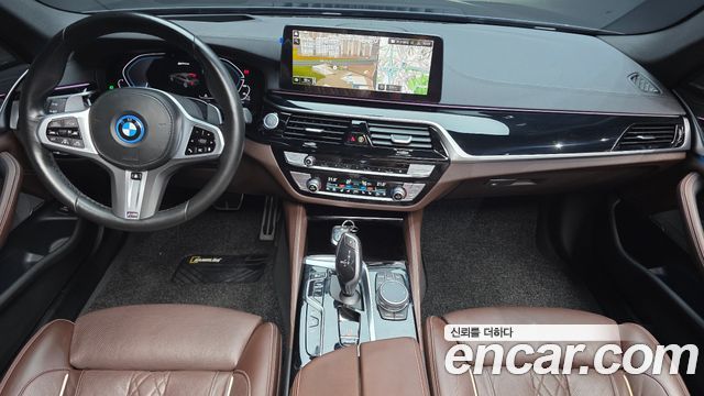 BMW 5-Series 2022 — photo 10