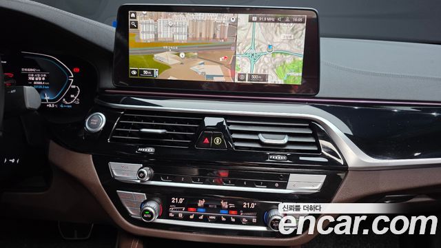 BMW 5-Series 2022 — photo 19