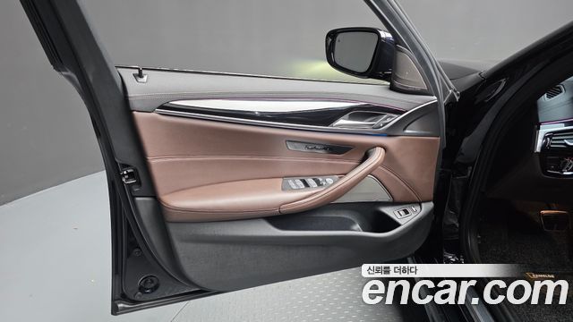BMW 5-Series 2022 — photo 14
