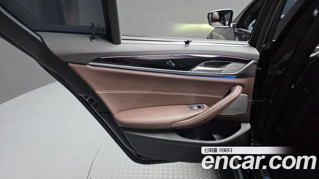 BMW 5-Series 2022 — photo 15