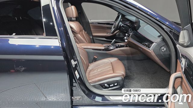 BMW 5-Series 2022 — photo 16
