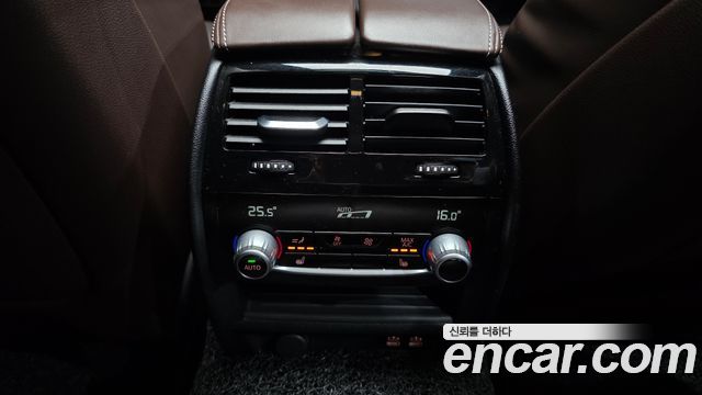 BMW 5-Series 2022 — photo 30