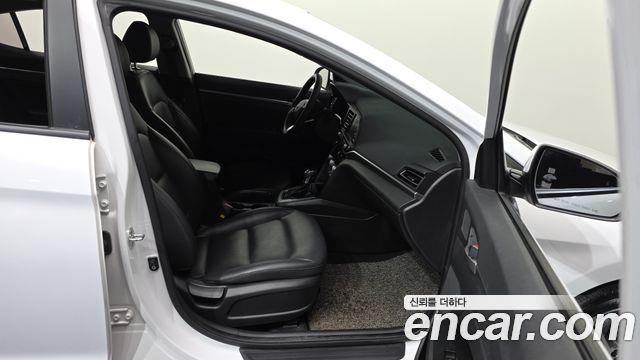 Hyundai AVANTE 2019 — photo 17