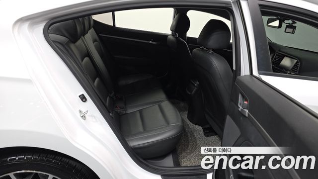Hyundai AVANTE 2019 — photo 18