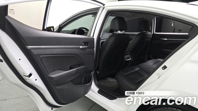 Hyundai AVANTE 2019 — photo 16