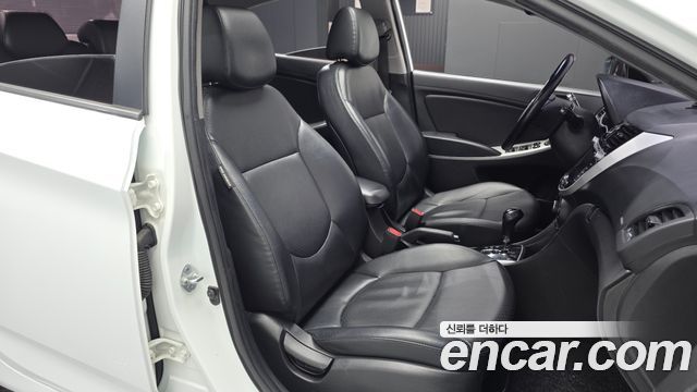 Hyundai Accent 2012 — photo 16